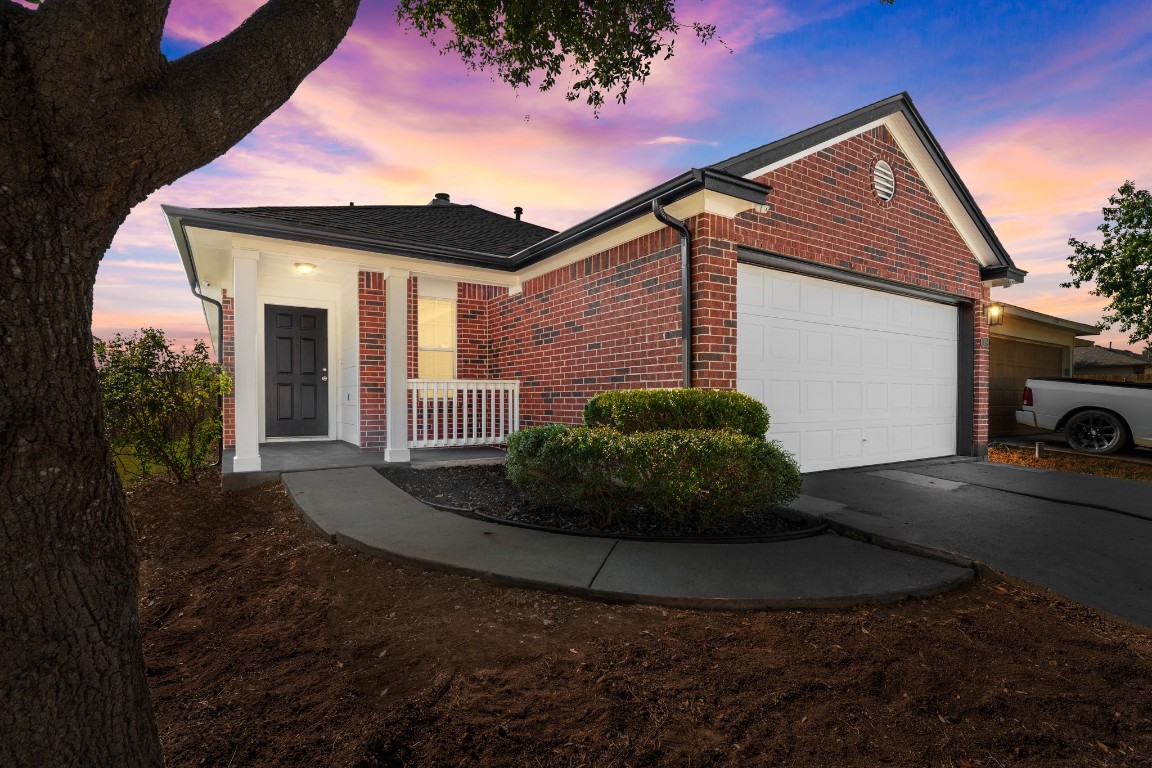 a view of a house with backyard