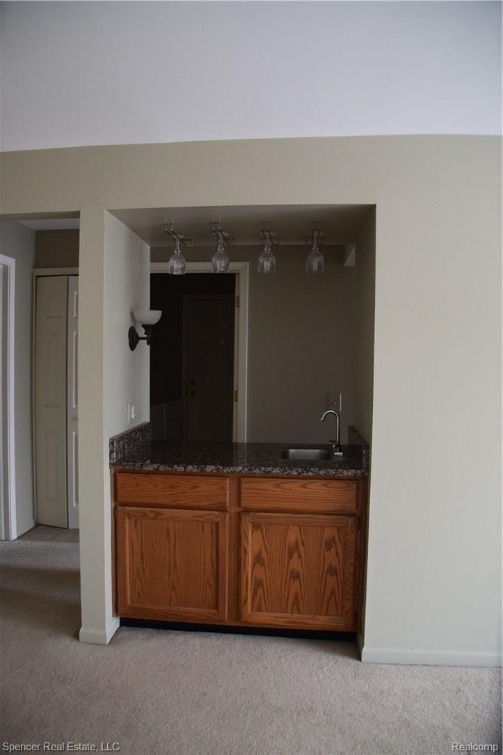 1665 Huntington Park Rochester, MI 48309 - Photo 8 of 39 Wet bar from living room.