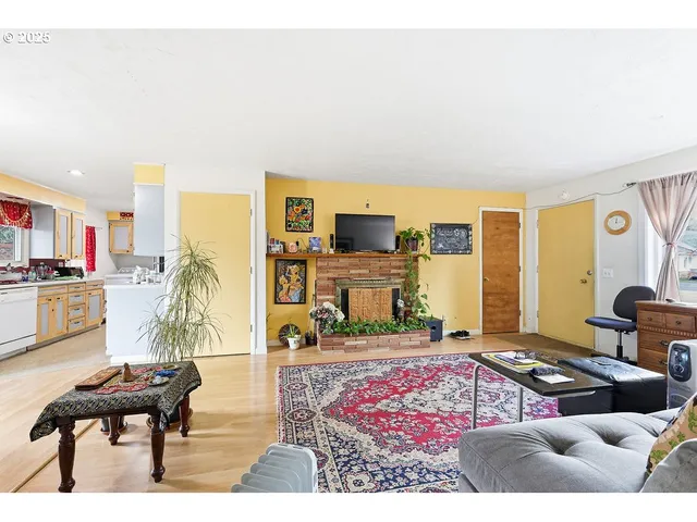 $615,000 | 207 West D Street, Springfield, OR 97477