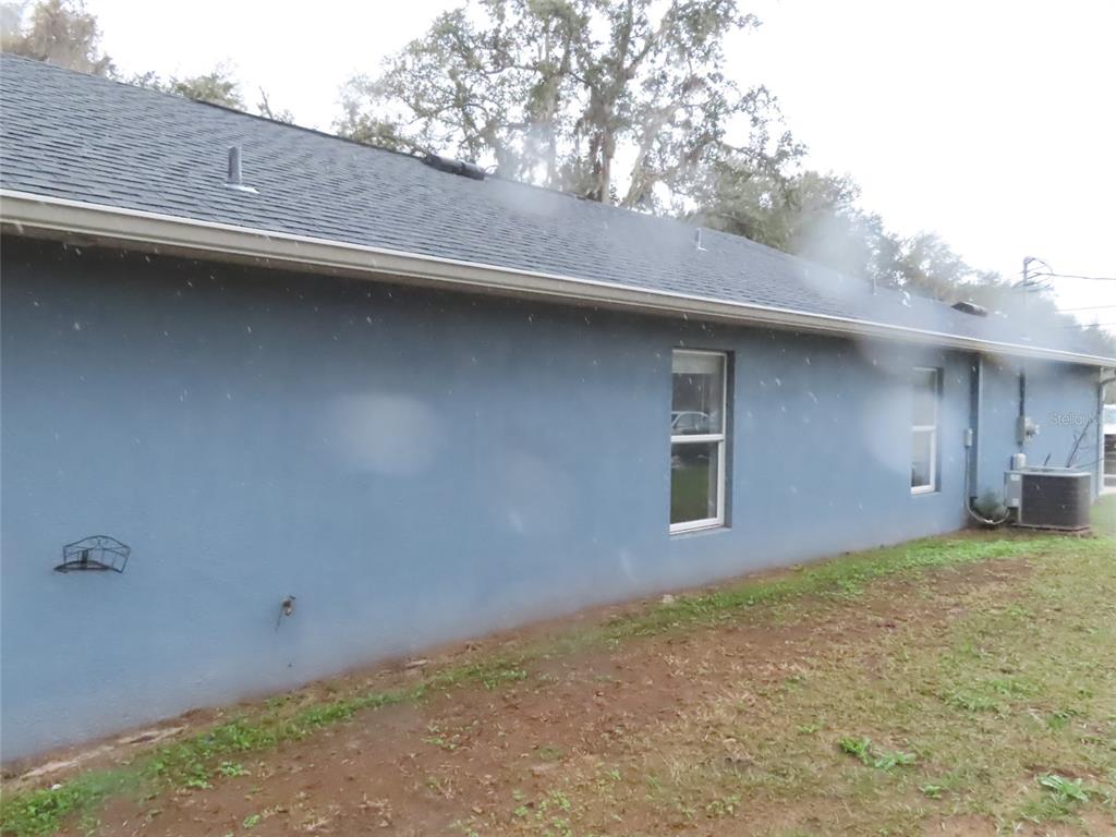 2501 Shirah Road Auburndale, FL 33823 - Photo 4 of 17 a backyard of a house