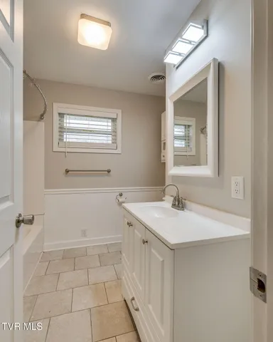 $2,000 | 336 West Ln Street, Unit 2, Church Hill, TN 37642