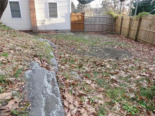 a view of a backyard