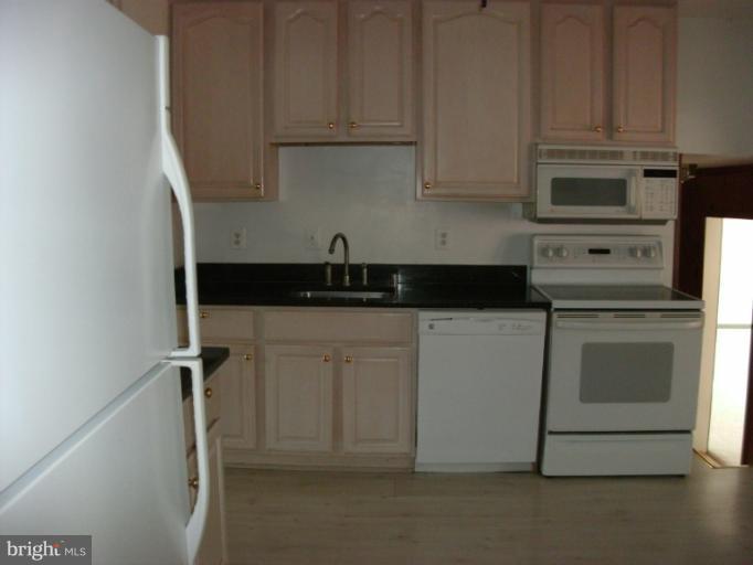 17128 Butler Road Poolesville, MD 20837 - Photo 8 of 27 Kitchen