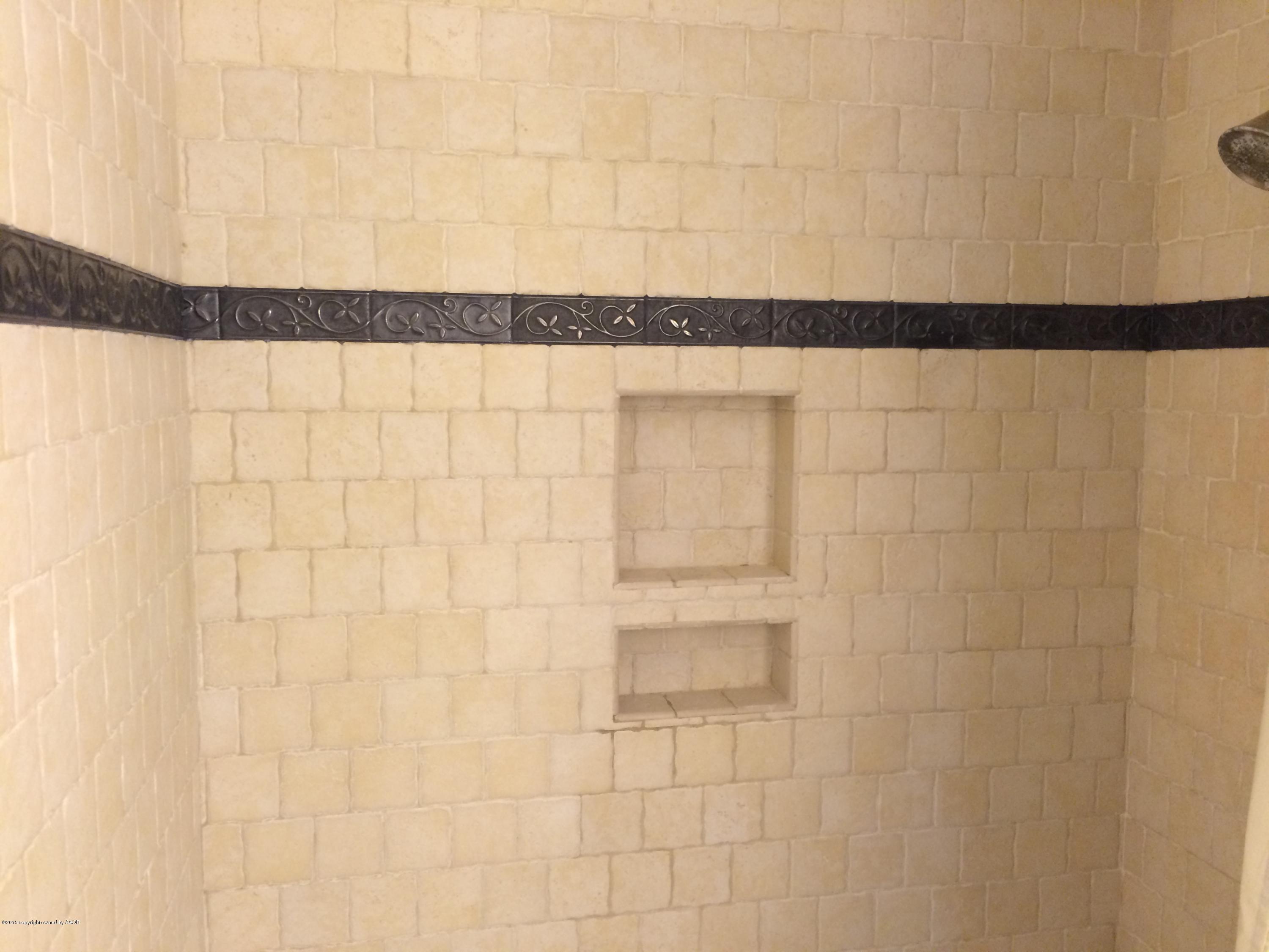 4012 South Lipscomb Street Amarillo, TX 79110 - Photo 5 of 13 Bathroom backsplash