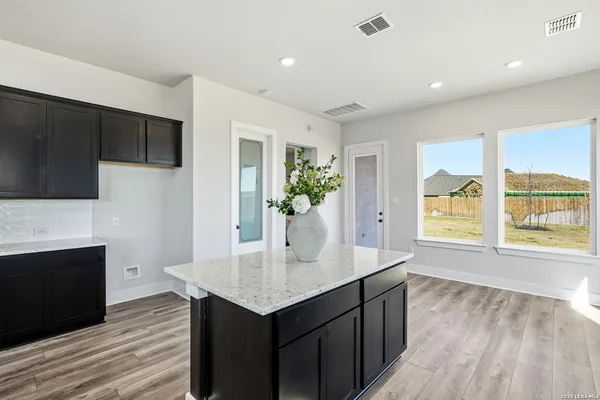$464,800 | 121 Cherry Bark Oak, Castroville, TX 78009
