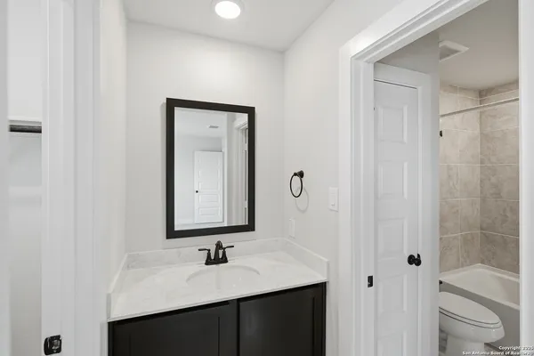 $464,800 | 121 Cherry Bark Oak, Castroville, TX 78009