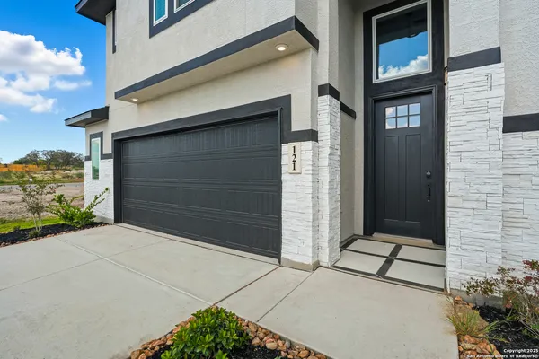 $464,800 | 121 Cherry Bark Oak, Castroville, TX 78009