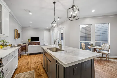 $709,999 | 1022 East 27th Street, Houston, TX 77009