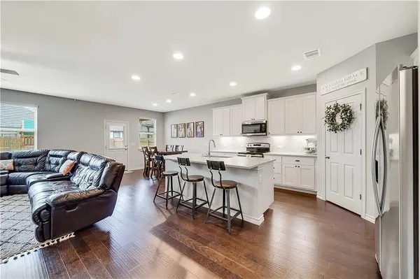 $2,399 | 112 Magna Lane, Liberty Hill, TX 78642