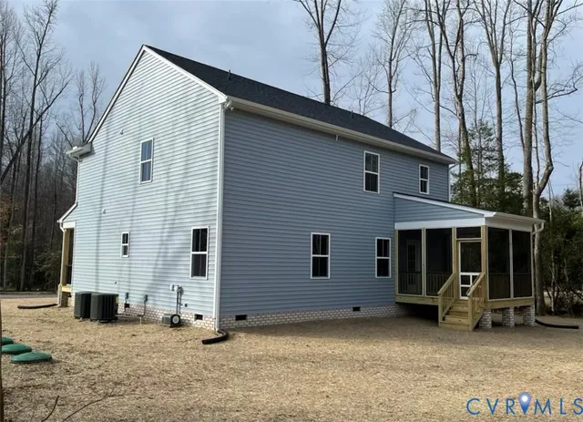 a view of a house with backyard