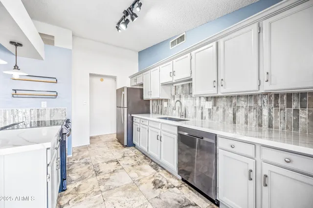 $2,000 | 3060 East John Cabot Road, Phoenix, AZ 85032