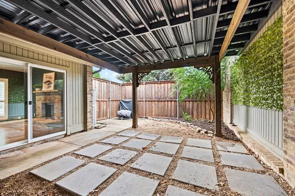 a view of a backyard
