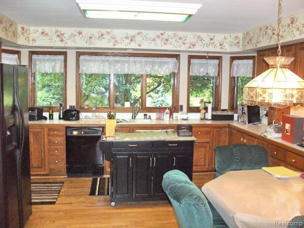 591 West Snell Road Rochester, MI 48306 - Photo 11 of 21 Kitchen