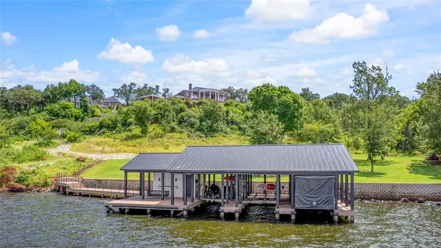 a view of a back yard