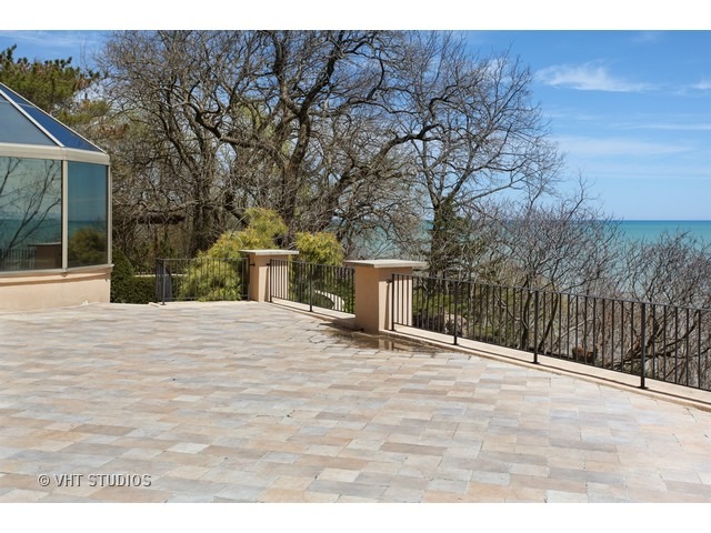 1203 Whitebridge Hill Road Winnetka, IL 60093 - Photo 22 of 24 a view of outdoor space and yard