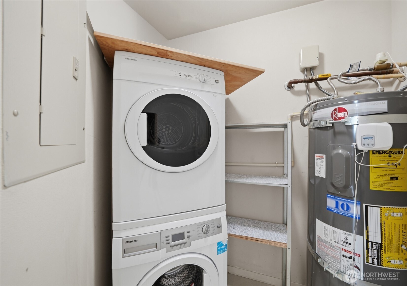 2801 1st Avenue, Unit 504 Seattle, WA 98121 - Photo 18 of 34 a view of livingroom with washer and dryer