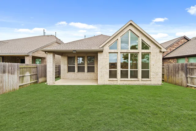 a view of front a house with a yard