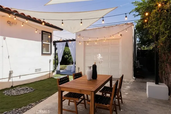 a table and chairs in front of a house