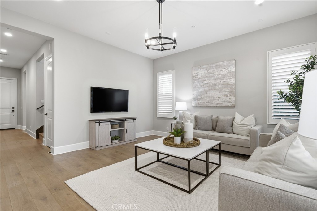 84 Rockinghorse Irvine, CA 92602 - Photo 4 of 41 Living Room