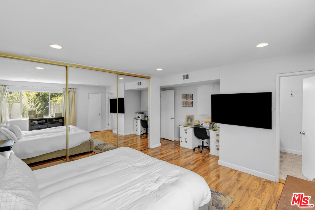 18550 Hatteras Street, Unit 100 Tarzana, CA 91356 - Photo 8 of 31 Gallery Image 8