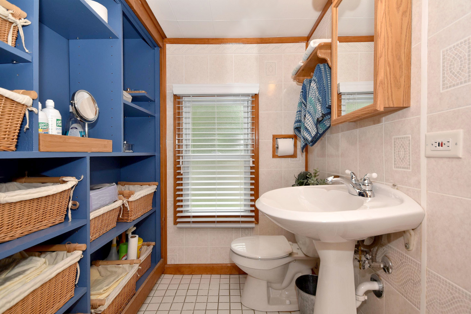 8423 Riverside Avenue Brookfield, IL 60513 - Photo 18 of 28 a bathroom with a sink a toilet and bathtub