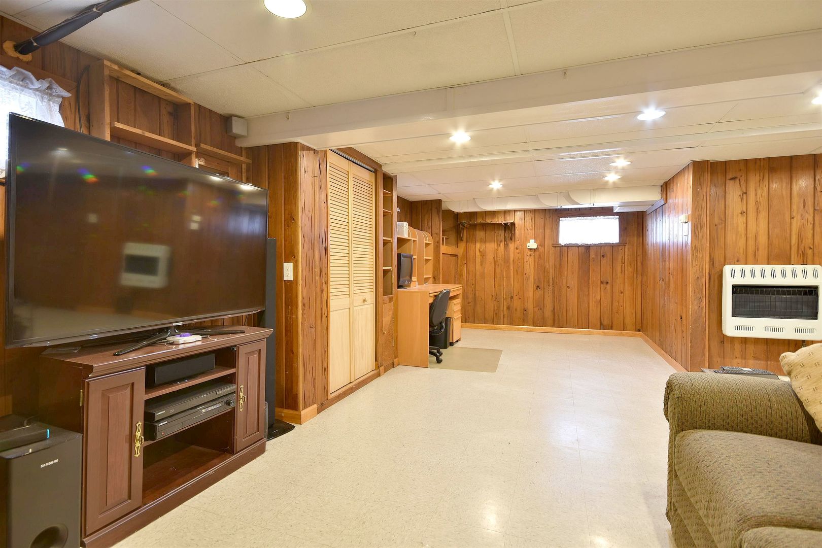 8423 Riverside Avenue Brookfield, IL 60513 - Photo 23 of 28 a bedroom with a bed and a television