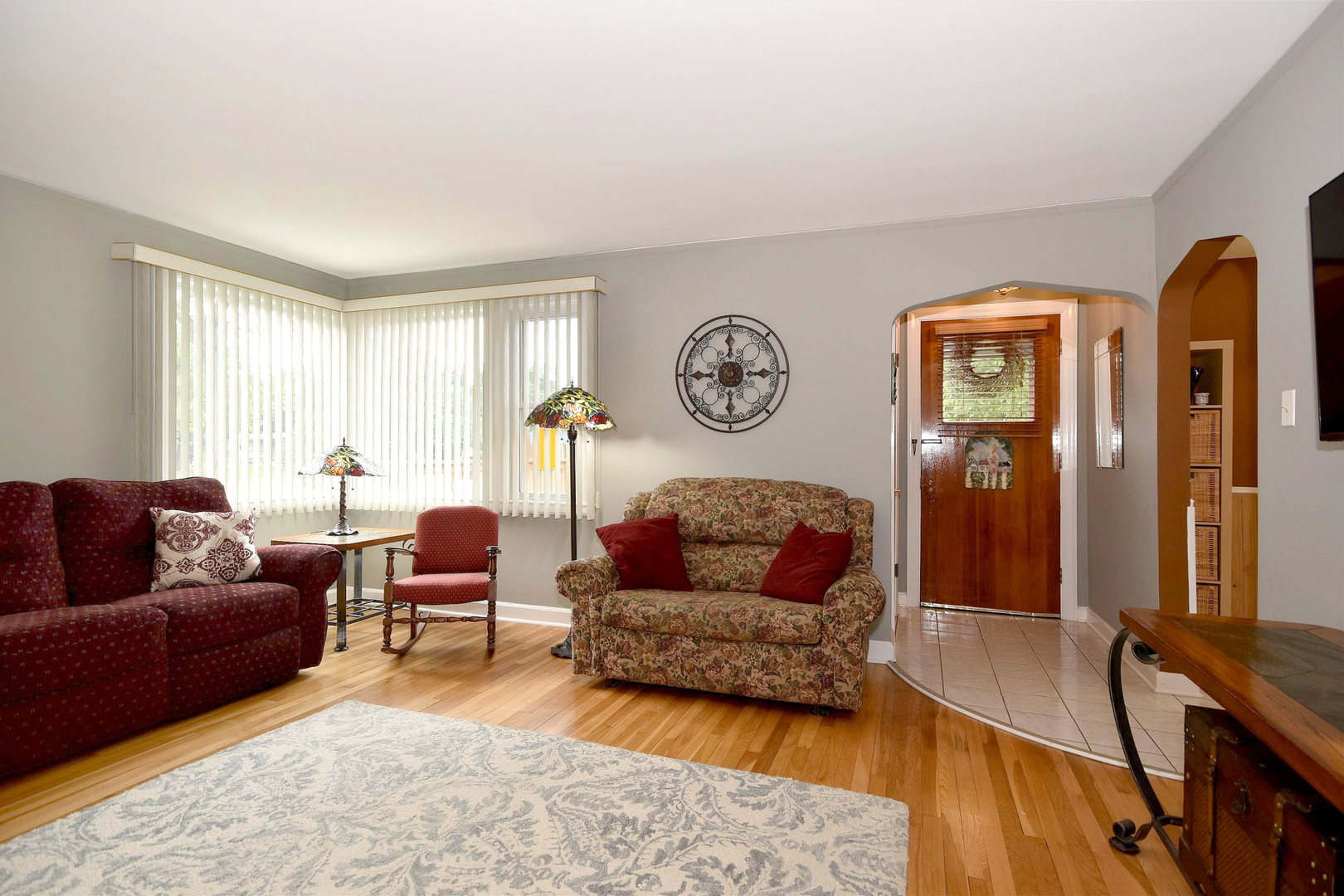 8423 Riverside Avenue Brookfield, IL 60513 - Photo 5 of 28 a living room with furniture and a window