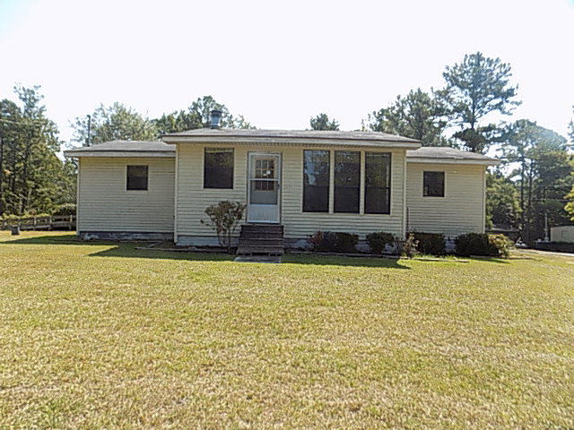 3294 South Lizella Road Lizella, GA 31052 - Photo 1 of 17 a front view of house with yard and trees in the background
