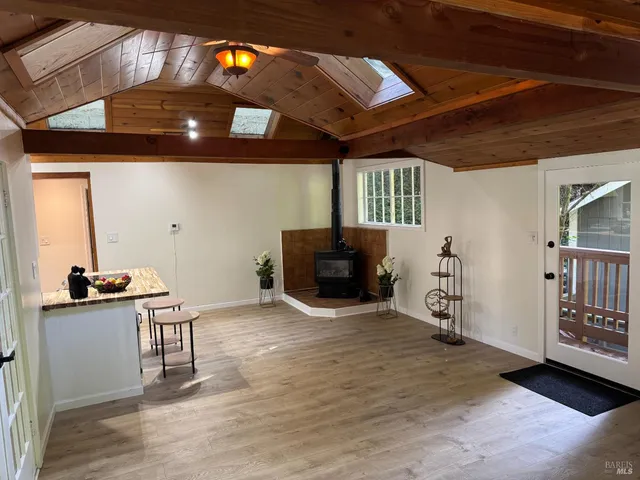 a view of a livingroom with furniture and a ceiling fan