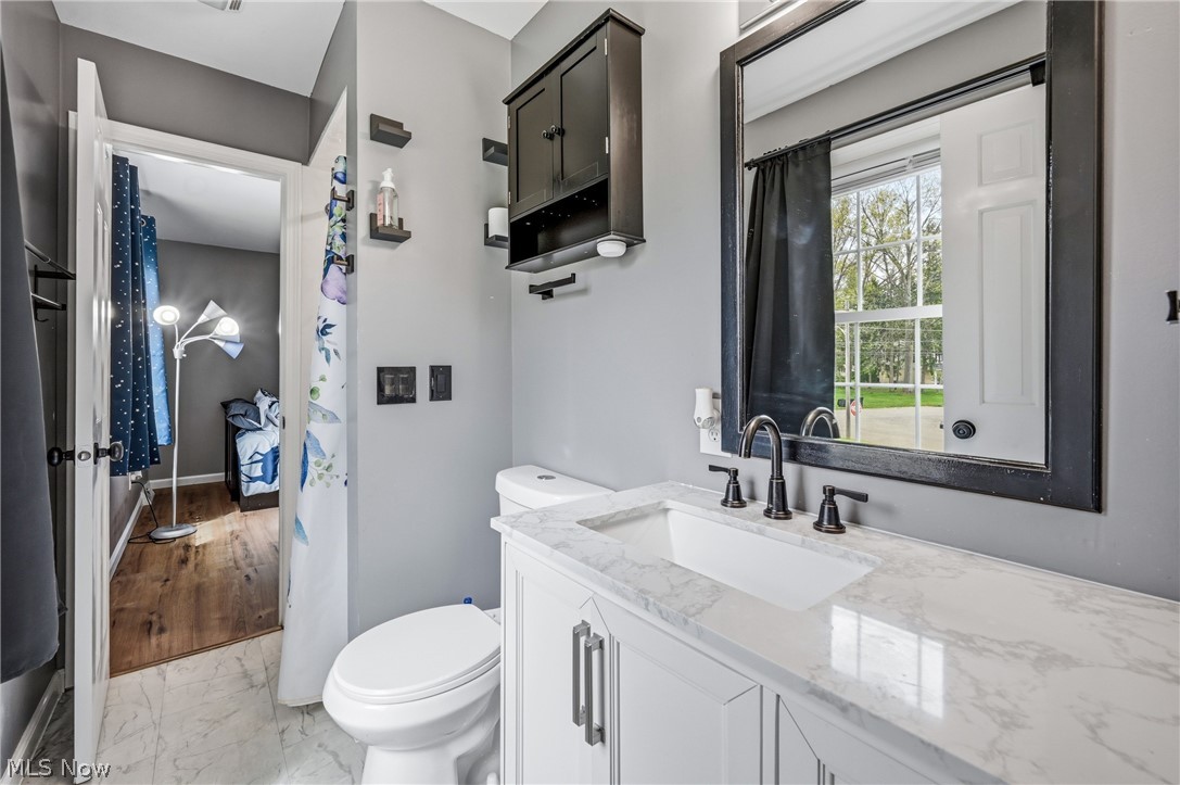 658 Burning Oaks Road Northeast Warren, OH 44484 - Photo 18 of 36 Shared ensuite / double adjoining bath