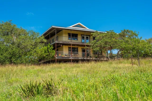 a view of a large yard with lots of green space
