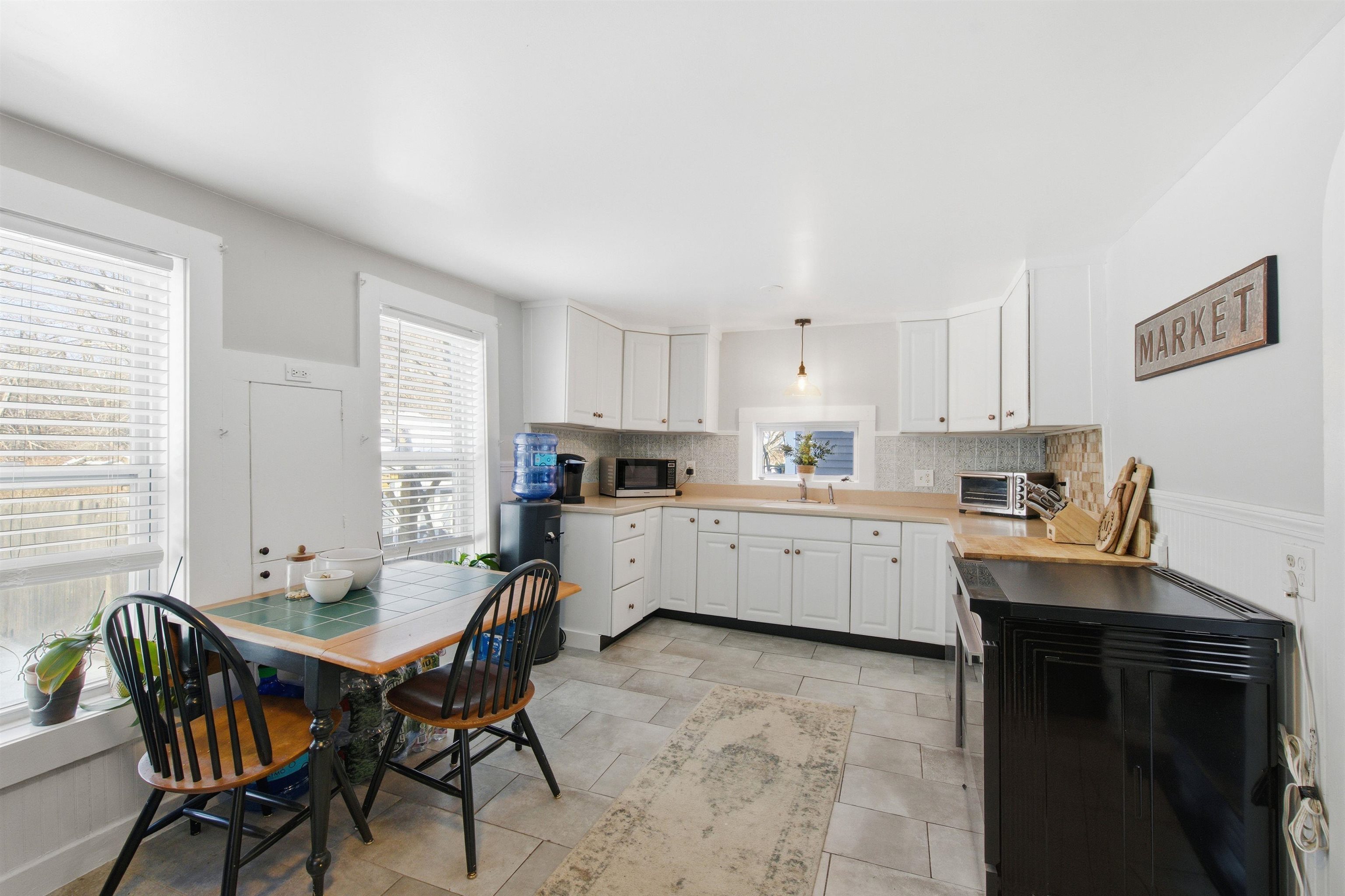 29 Central Street Derry, NH 03038 - Photo 3 of 41