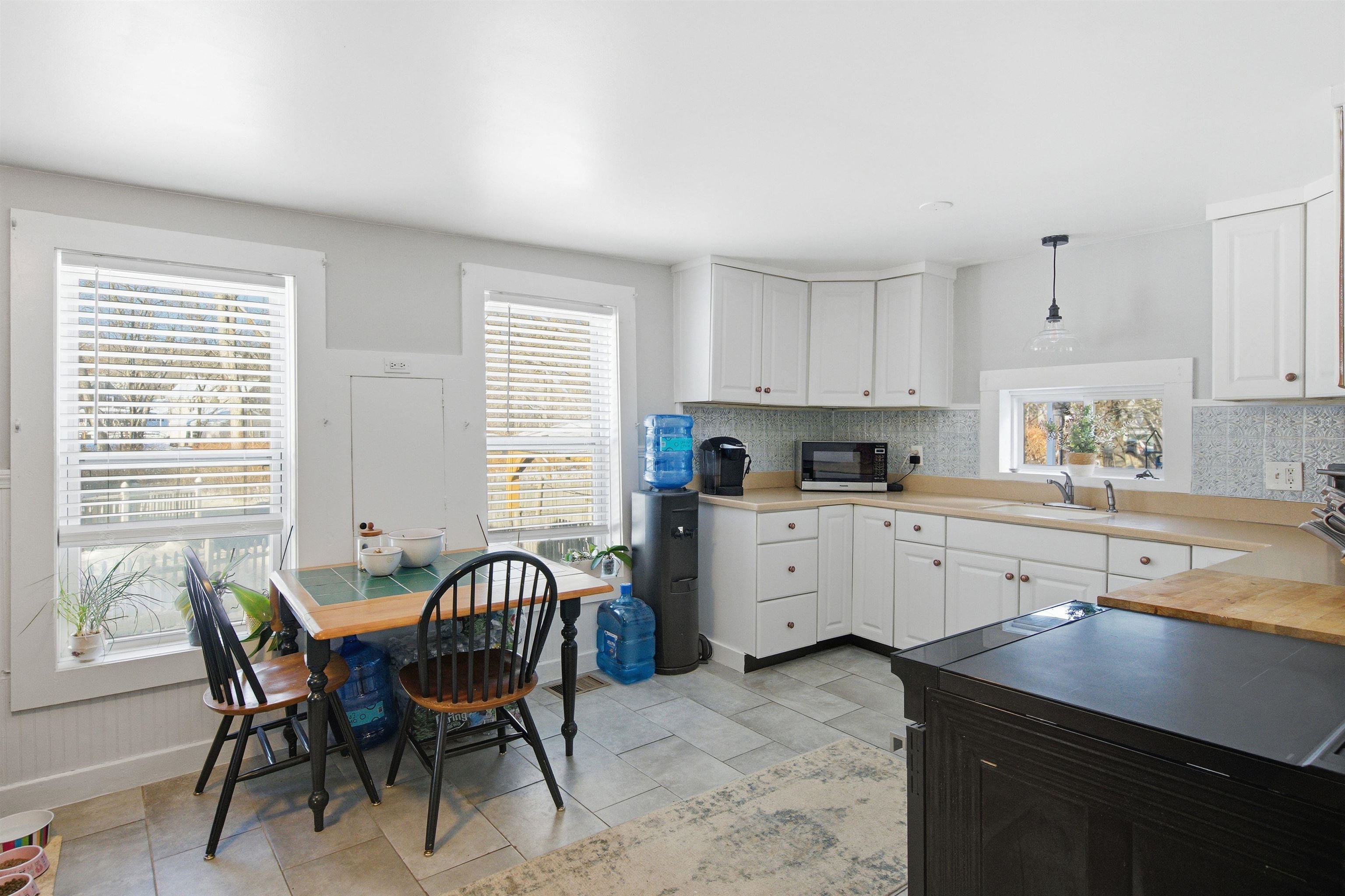 29 Central Street Derry, NH 03038 - Photo 6 of 41