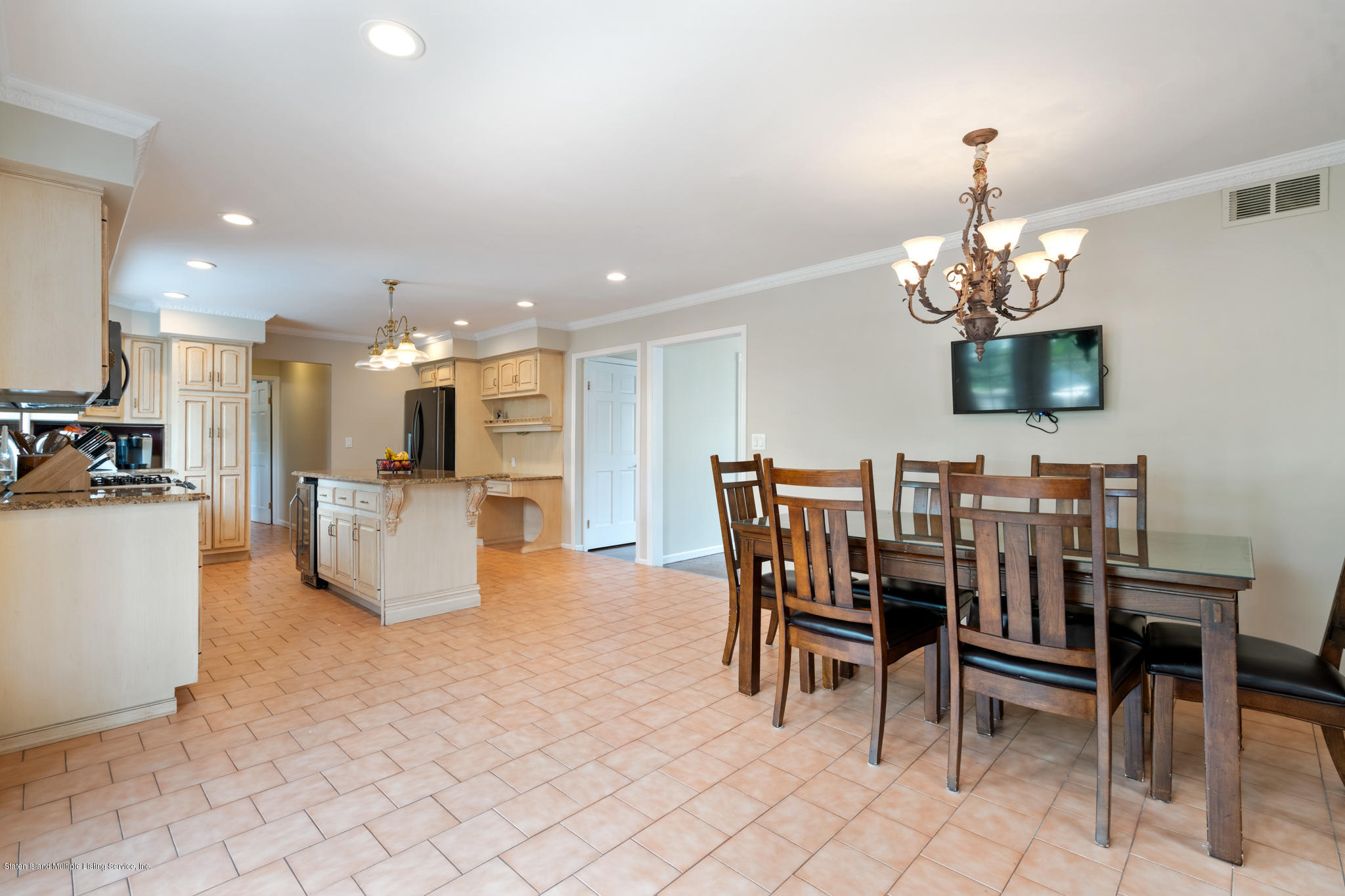 25 Woodvale Loop Staten Island, NY 10309 - Photo 11 of 32 Large Eat-In Kitchen