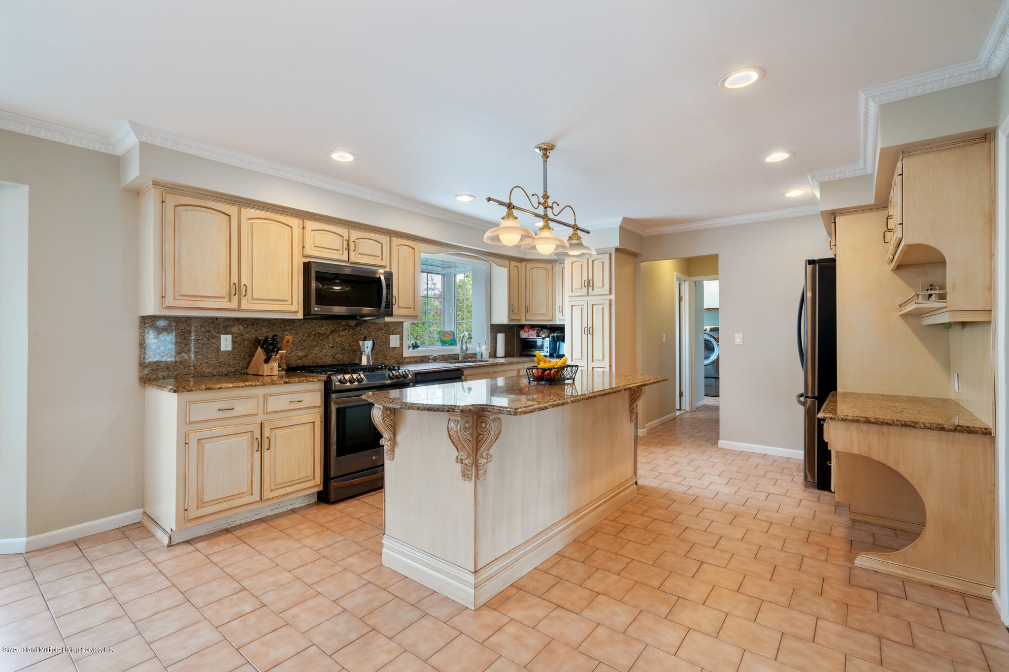 25 Woodvale Loop Staten Island, NY 10309 - Photo 12 of 32 Open and Bright Eat-In Kitchen