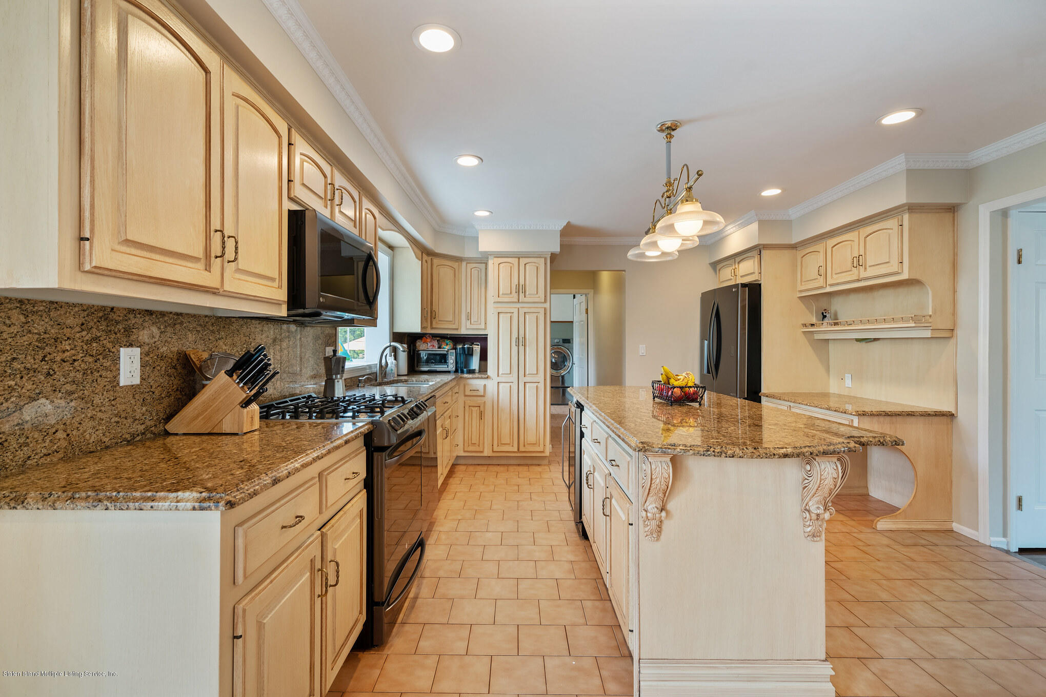 25 Woodvale Loop Staten Island, NY 10309 - Photo 13 of 32 Granite Counter tops and backsplash