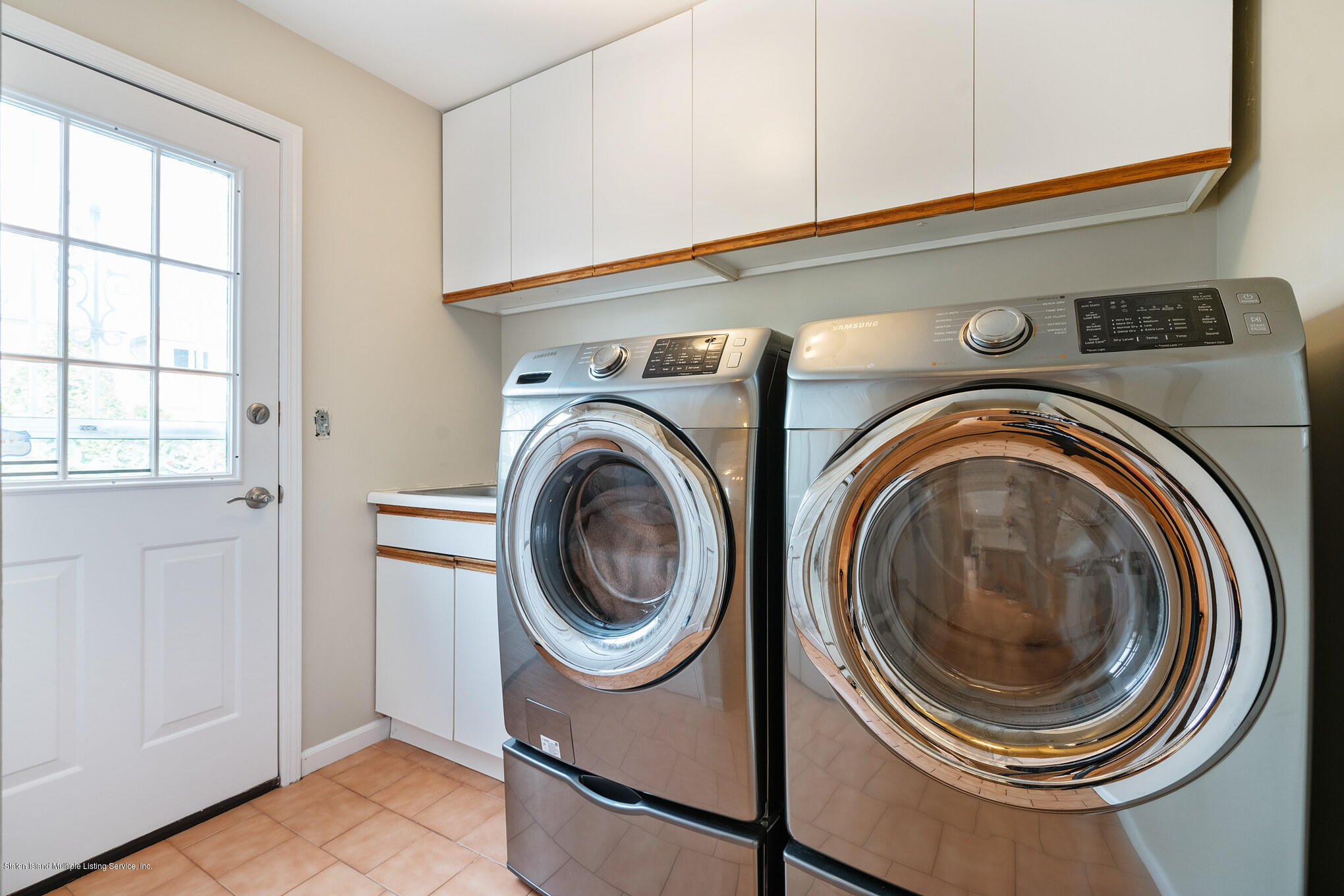 25 Woodvale Loop Staten Island, NY 10309 - Photo 17 of 32 Laundry Room with storage