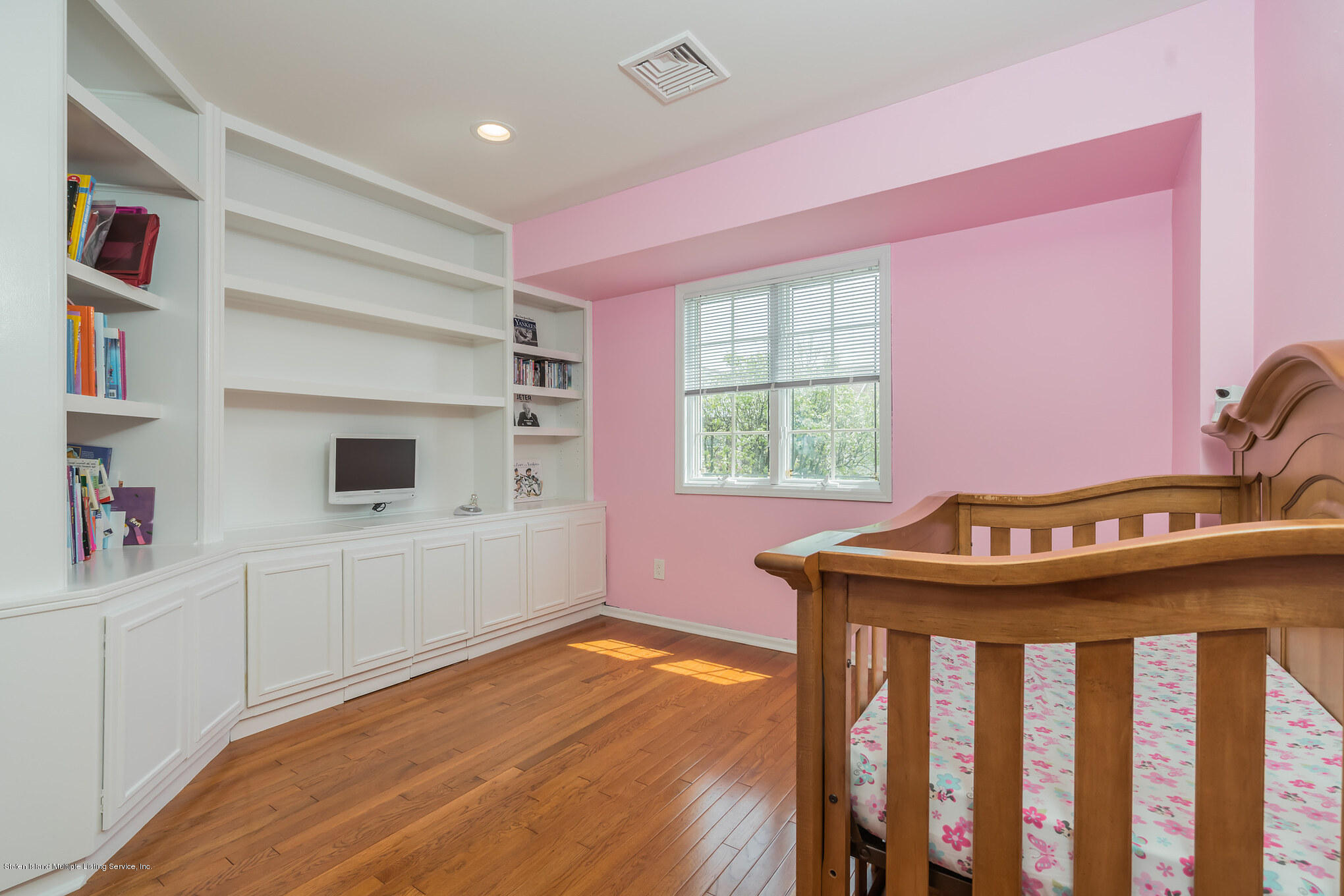 25 Woodvale Loop Staten Island, NY 10309 - Photo 18 of 32 #1 Bedroom with custom built-ins