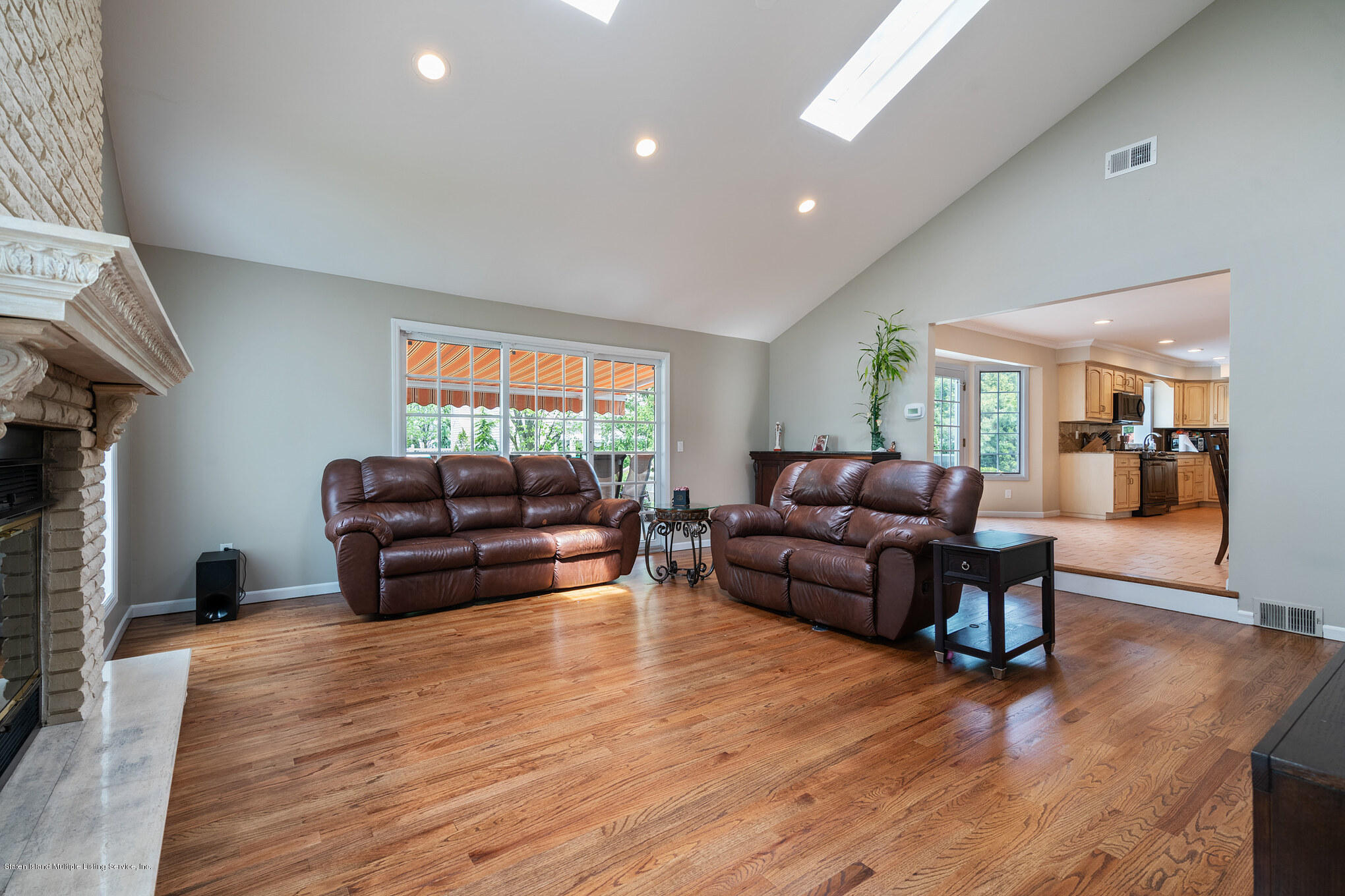 25 Woodvale Loop Staten Island, NY 10309 - Photo 9 of 32 Family Room
