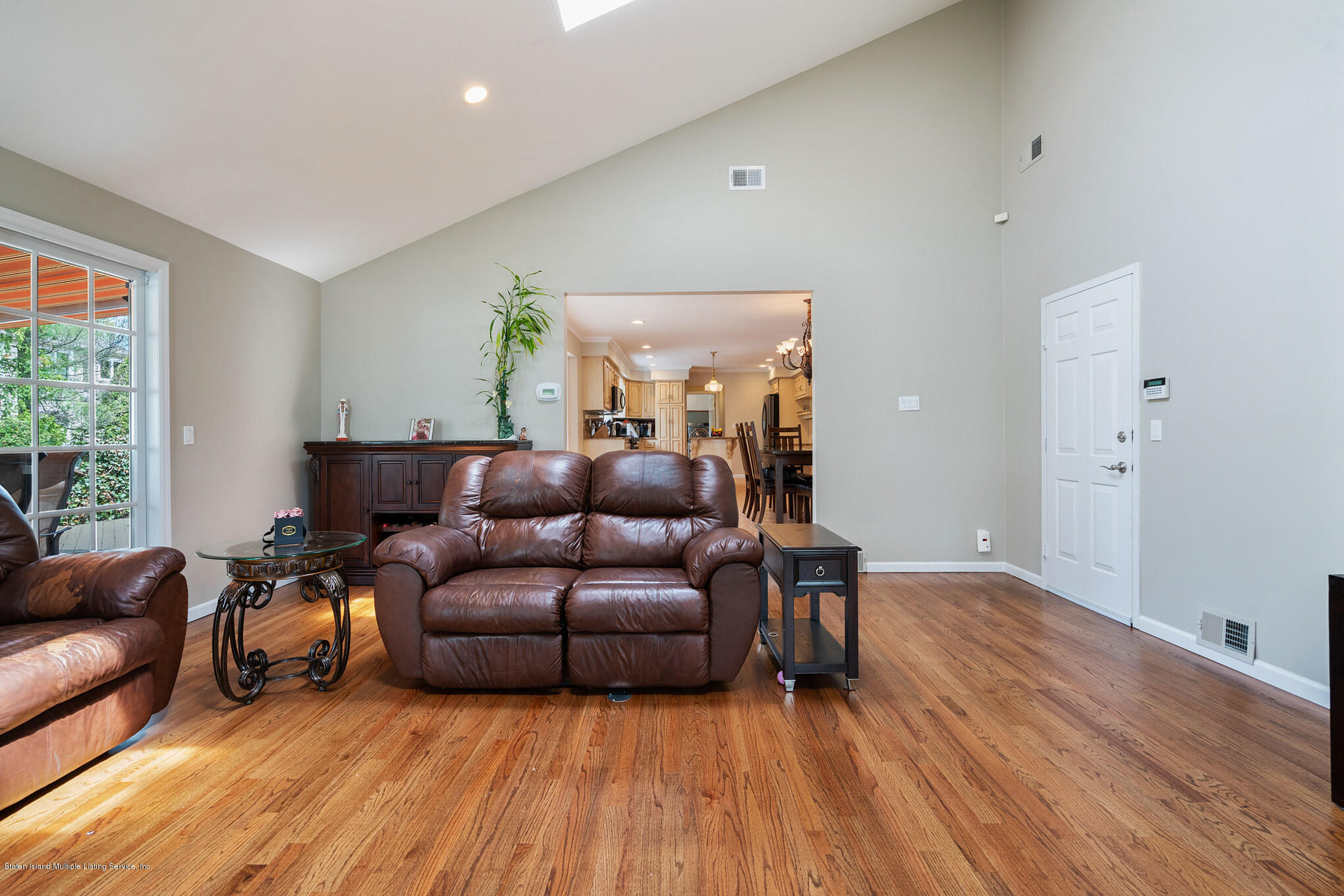 25 Woodvale Loop Staten Island, NY 10309 - Photo 10 of 32 Family Room w/ soaring ceilings