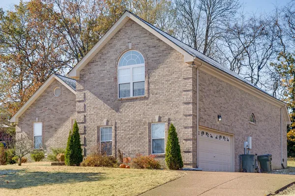 $2,700 | 1013 Marshall Street, Hendersonville, TN 37075