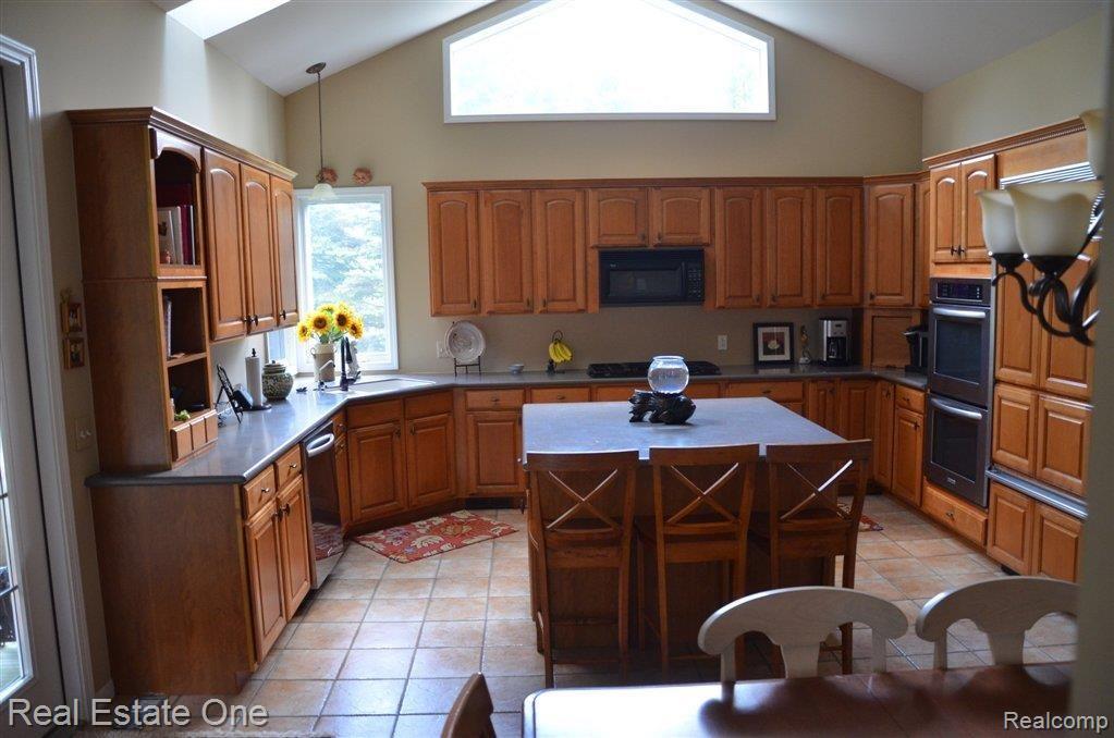 60630 Pennington Way Rochester, MI 48306 - Photo 5 of 29 Cherry Cabinets Island Kitchen