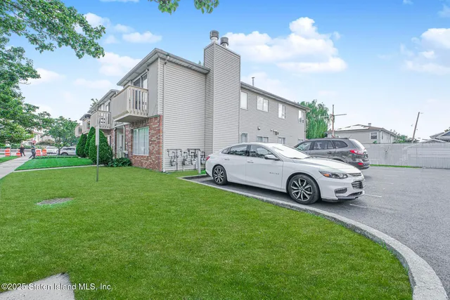 a view of a house with a back yard