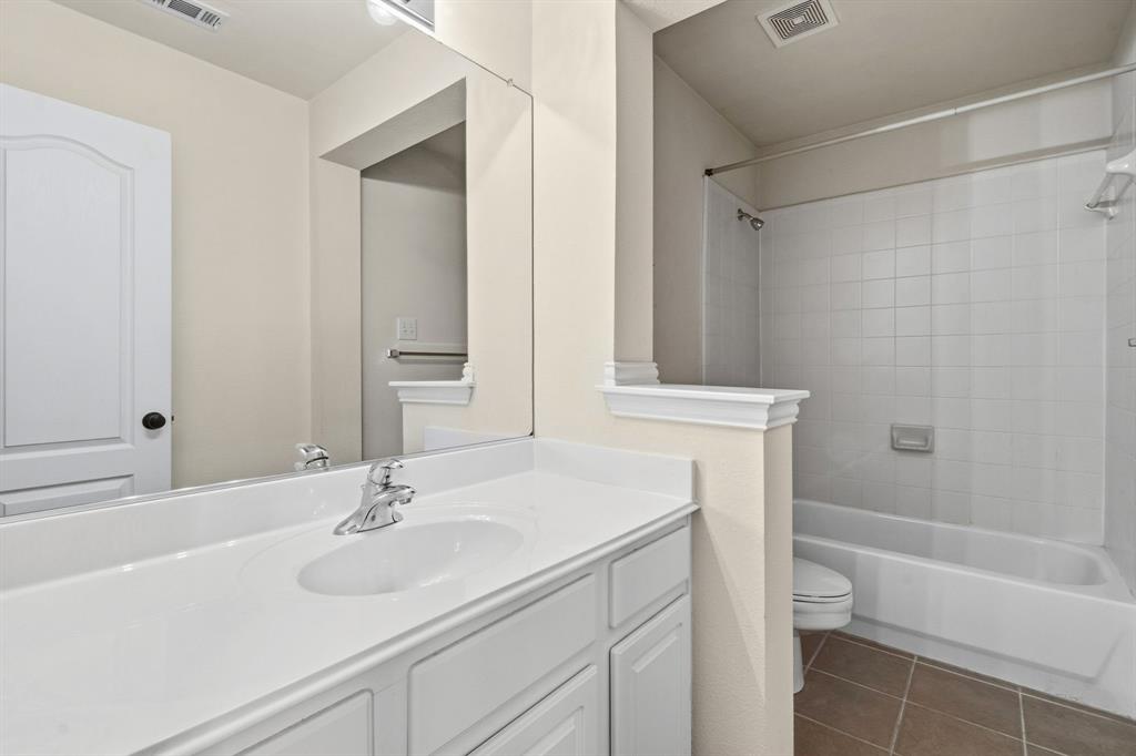 7517 Rodeo Drive Denton, TX 76208 - Photo 32 of 39 Full bath