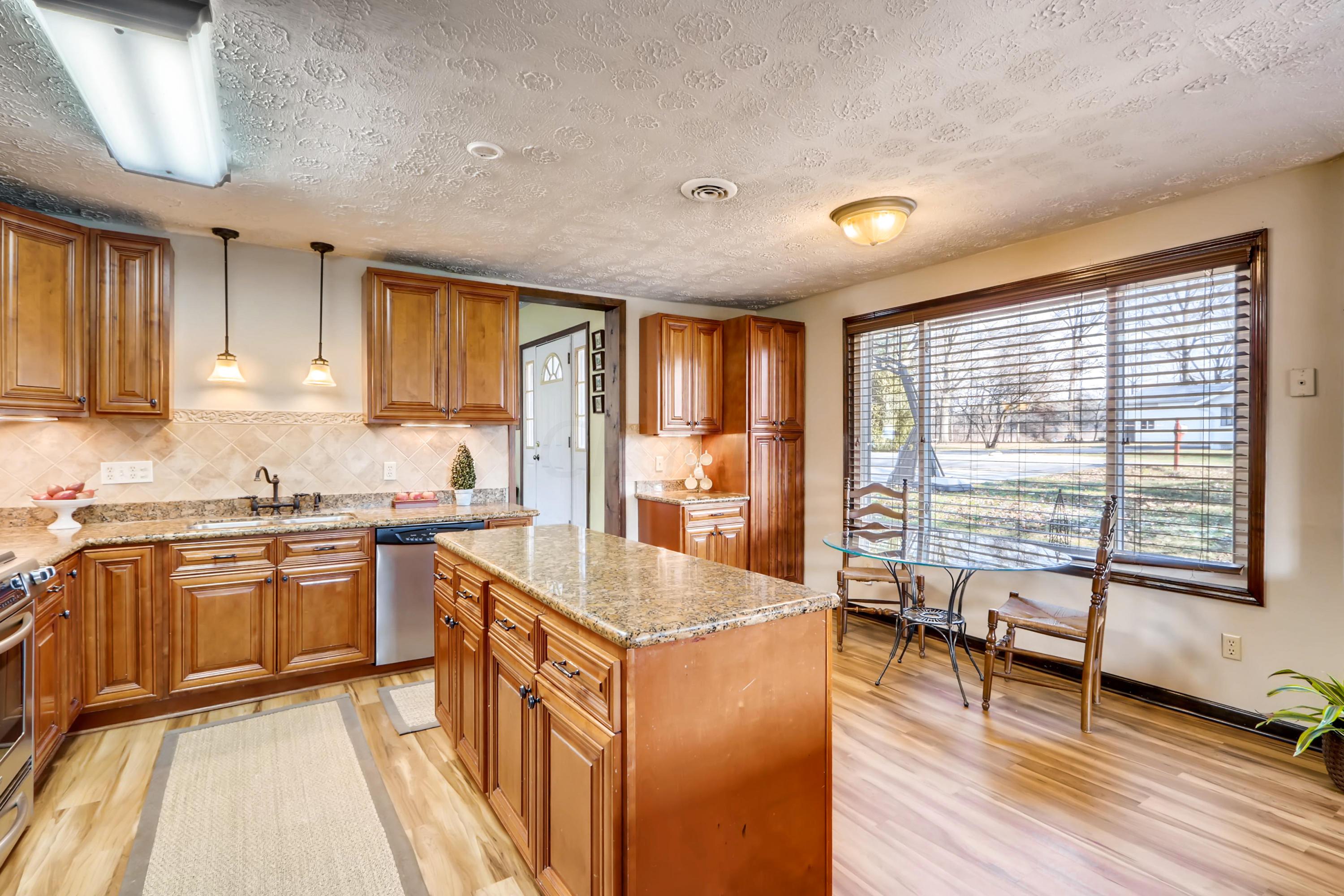 143 Rolen Road Southwest Reynoldsburg, OH 43068 - Photo 4 of 28 Gallery Image 4