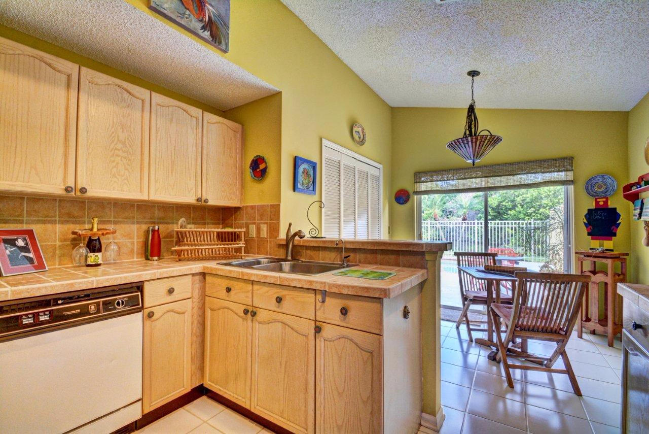 10676 Plainview Circle Boca Raton, FL 33498 - Photo 13 of 33 Kitchen