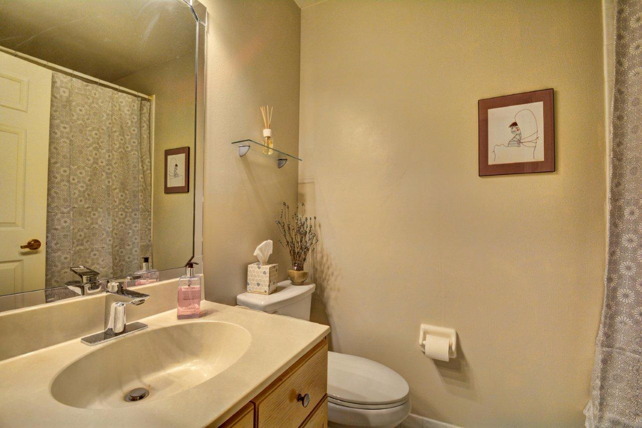10676 Plainview Circle Boca Raton, FL 33498 - Photo 20 of 33 2nd Bathroom Tub