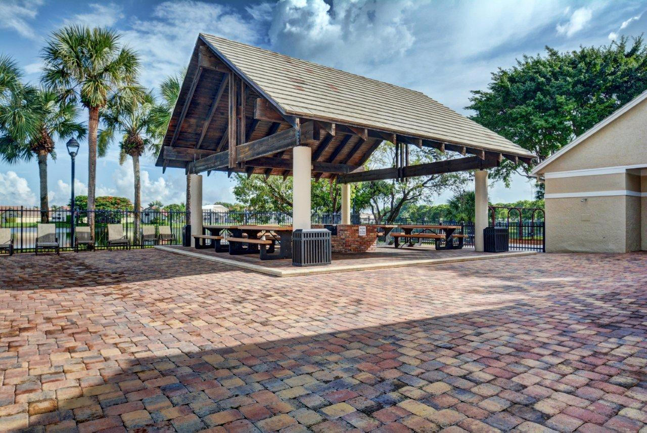 10676 Plainview Circle Boca Raton, FL 33498 - Photo 31 of 33 Community snack bar, grilling area