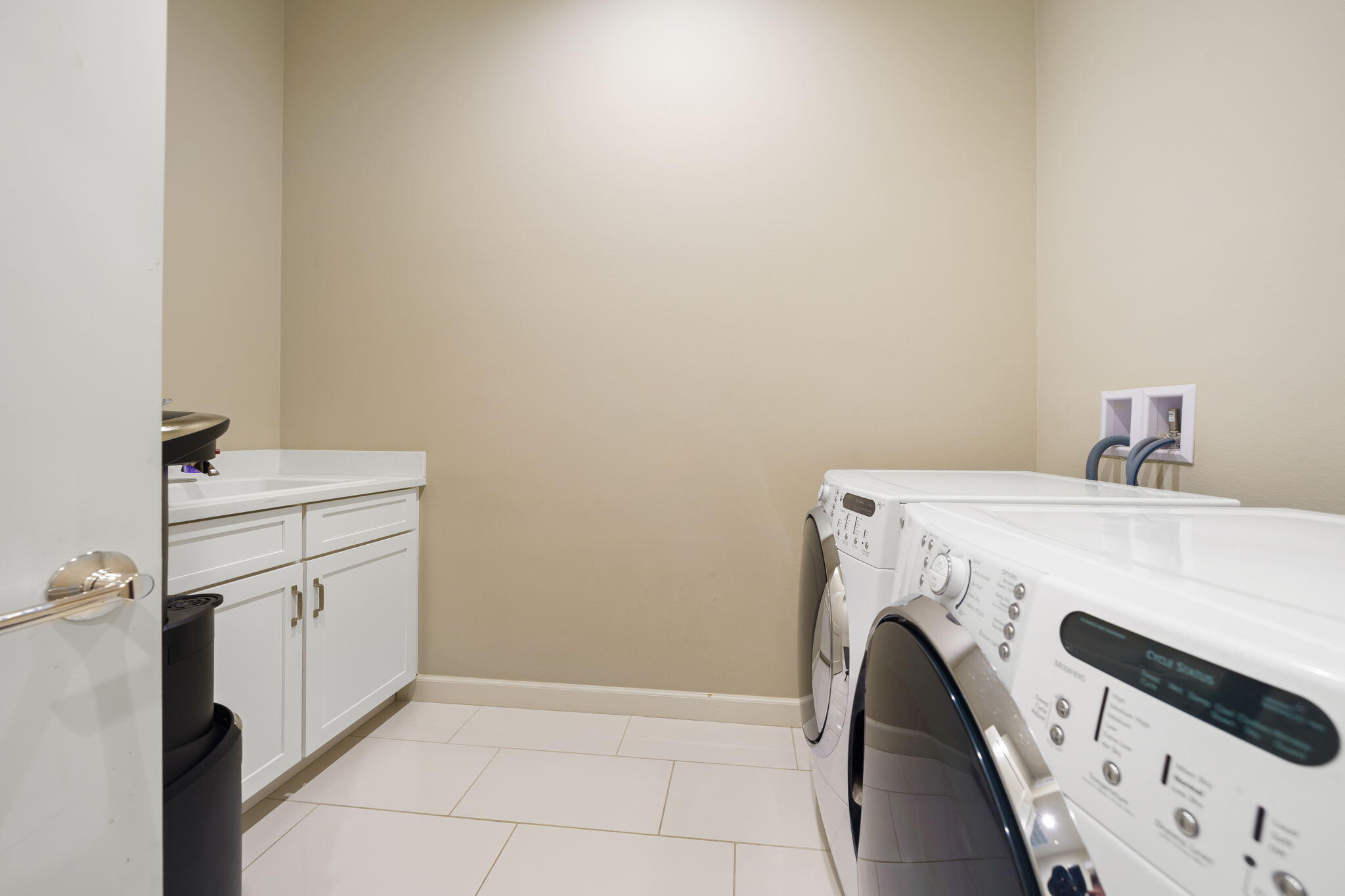 10 Port Rancho Mirage, CA 92270 - Photo 31 of 48 Laundry with Sink
