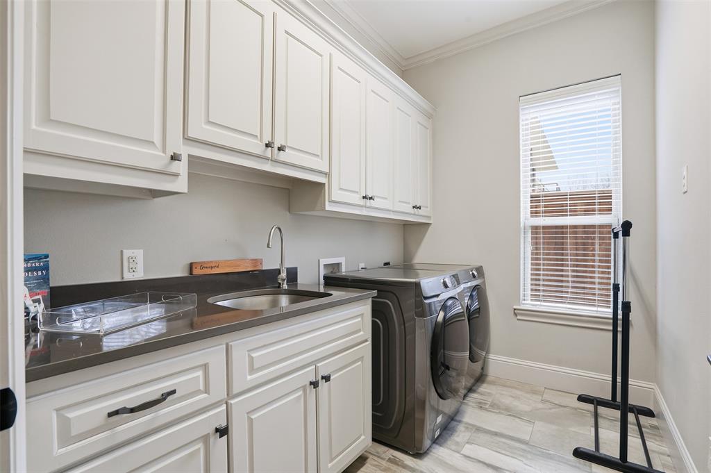 6714 Williamson Road Dallas, TX 75214 - Photo 39 of 40 a view of a kitchen with washer and dryer